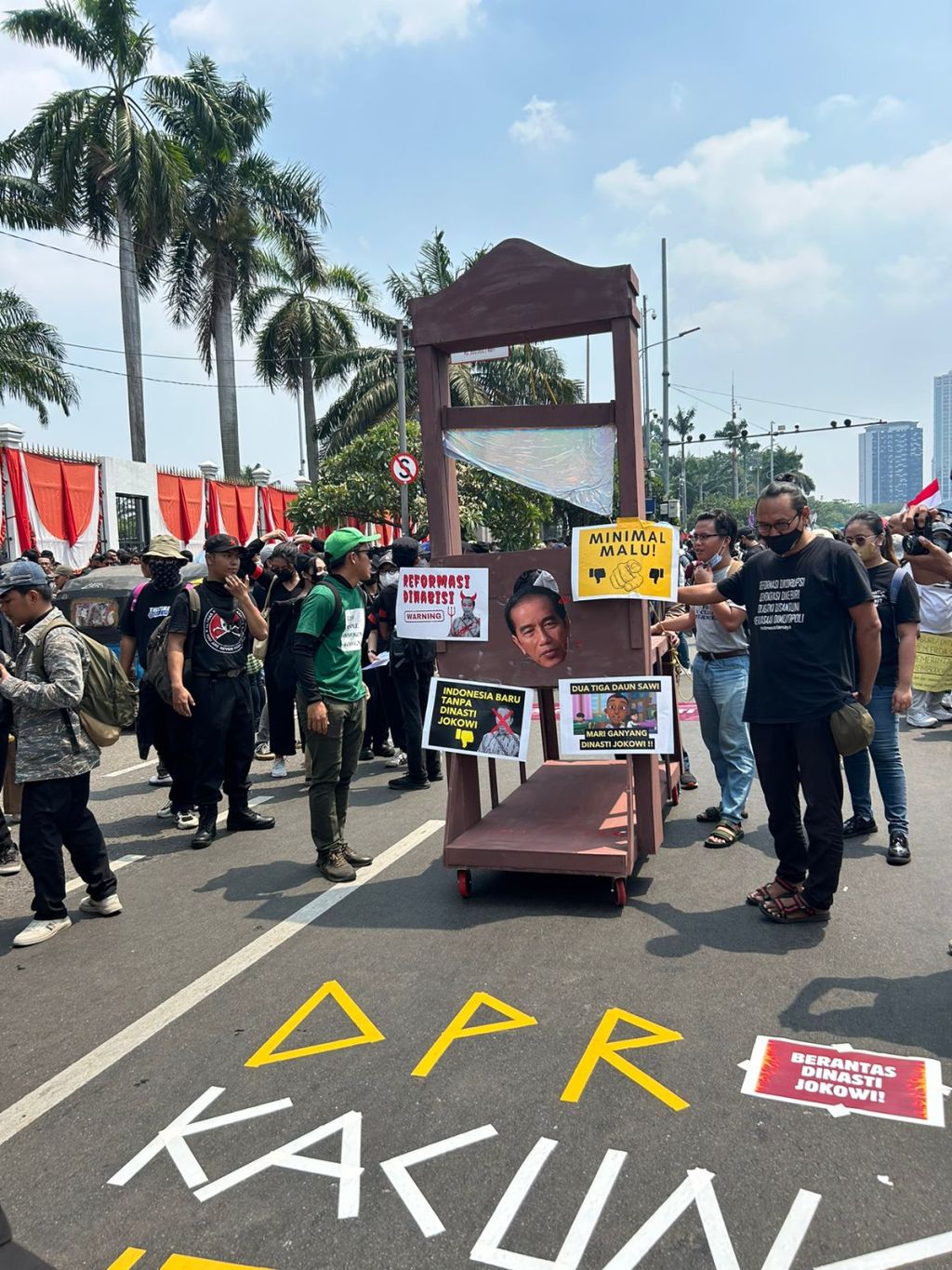 Massa Aksi Kepung DPR RI, Gerbang Belakang&nbsp;Ambruk