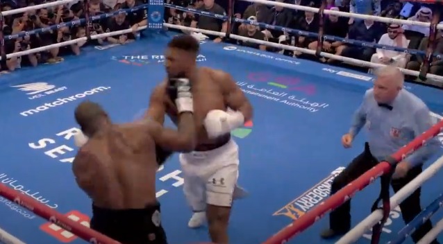 Tampil Agresif, Dubois Hancurkan Joshua dalam Pertarungan Epik di&nbsp;Wembley