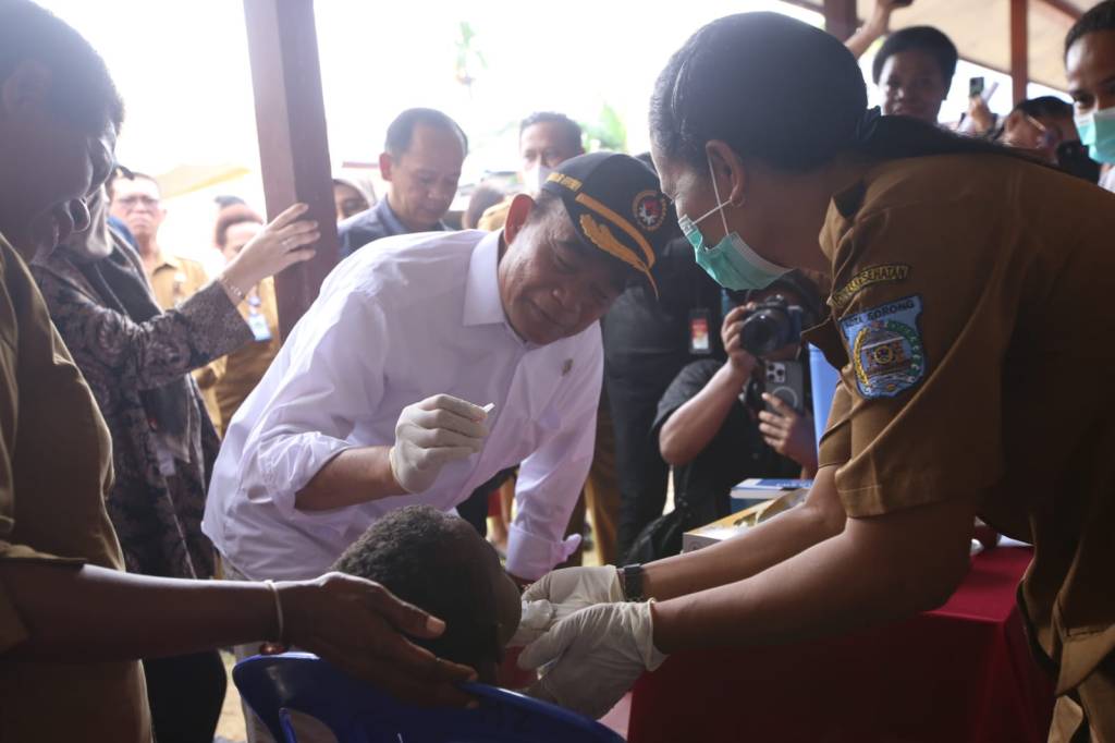 Vaksinasi Riang Gembira, Menko PMK Tinjau Pelaksanaan PIN Polio 2024 di Kota&nbsp;Sorong