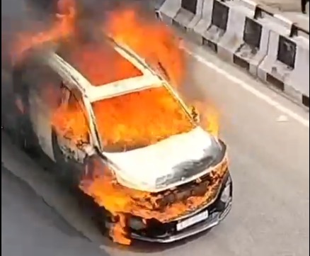 Mobil Terbakar Melaju Sendiri di Jaipur, Dikemudikan&nbsp;Hantu?