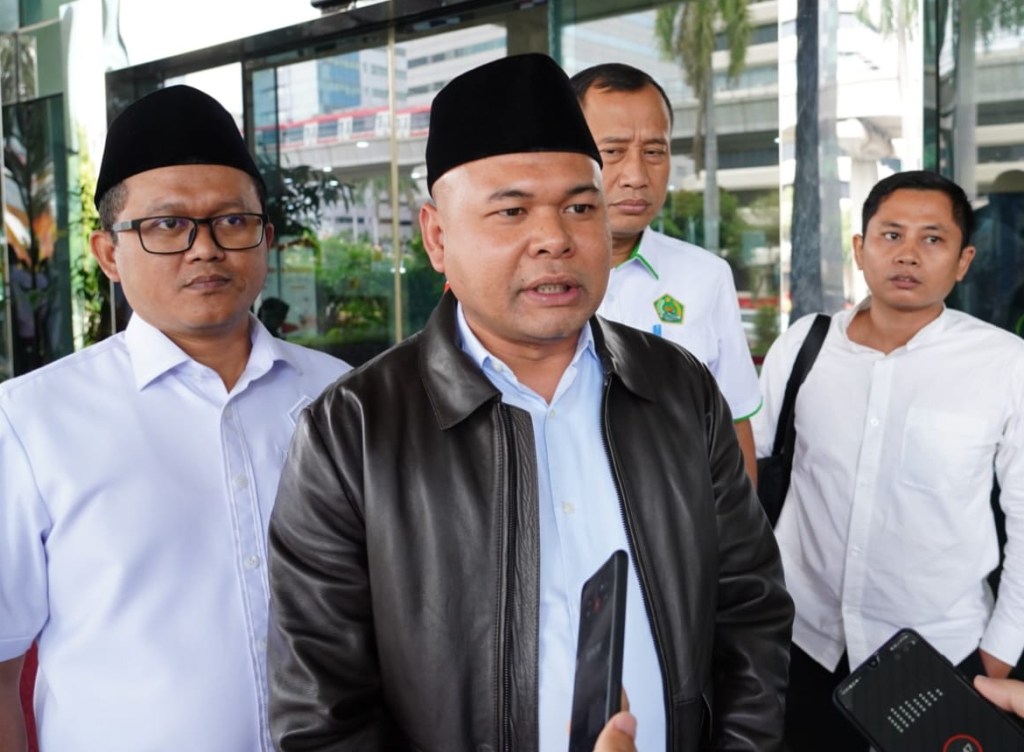 Jempol Empat! Menteri Agama Serahkan Barang Gratifikasi ke&nbsp;KPK