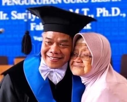 Perjuangan Orang Tua Tak Bisa Baca Tulis Sekolahkan Anak, Kini Sang Putra Jadi&nbsp;Profesor