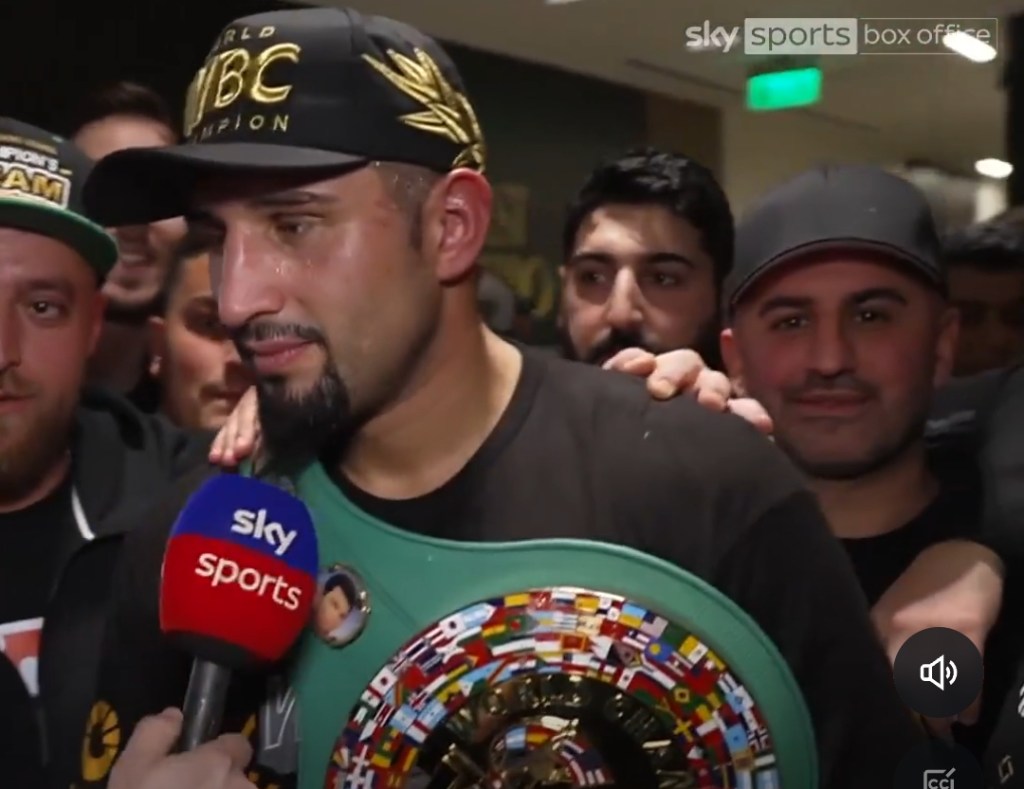 Kelas Berat, Raksasa Cina Tumbang dengan Pinggang&nbsp;Meradang